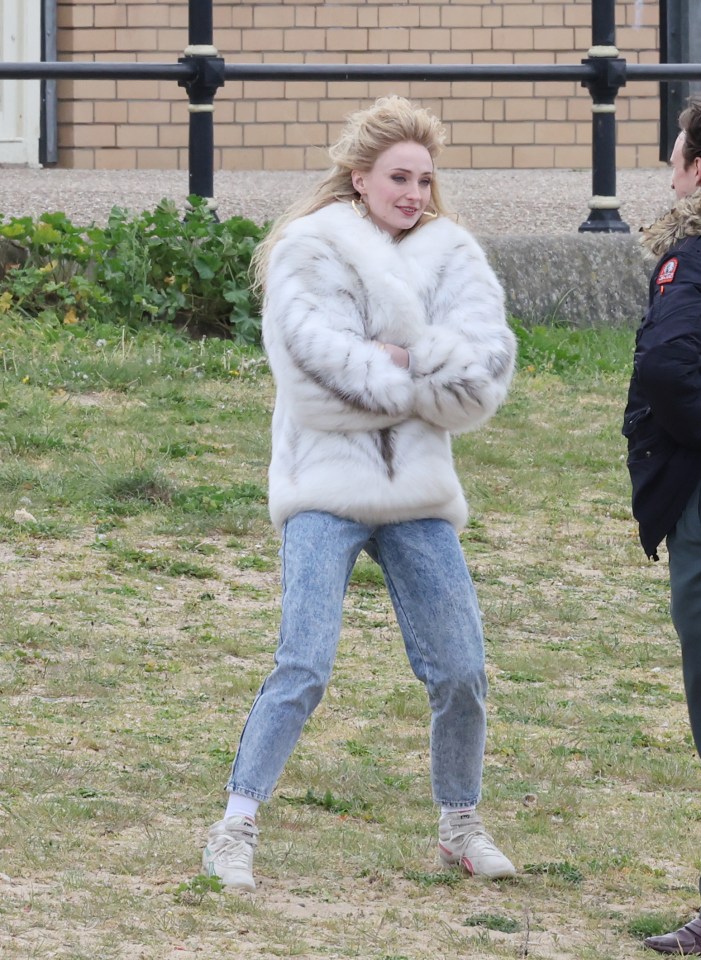 The mum-of-two wore Reebok trainers and gold hoops to inspire the 80s look