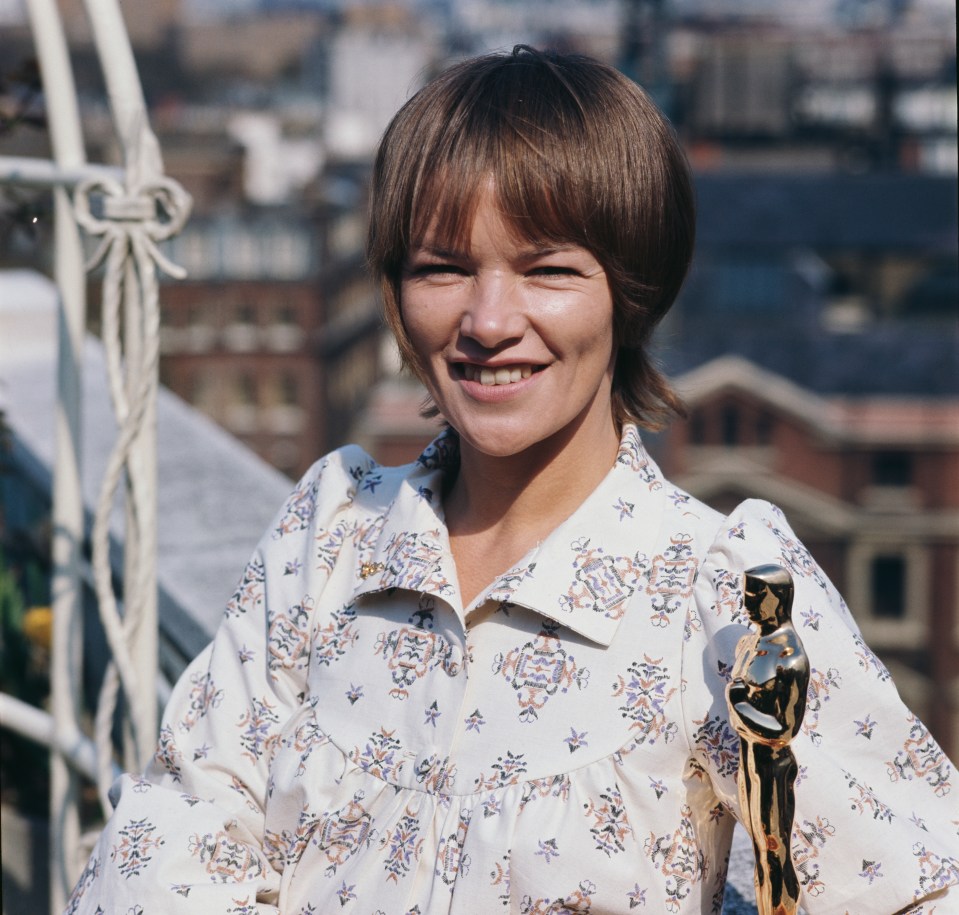 British actress Glenda Jackson with her Academy Award for Best Actress for her role in the film 'Women in Love', May 1971. (Photo by Mike Lawn/Fox Photos//Hulton Archive/Getty Images)