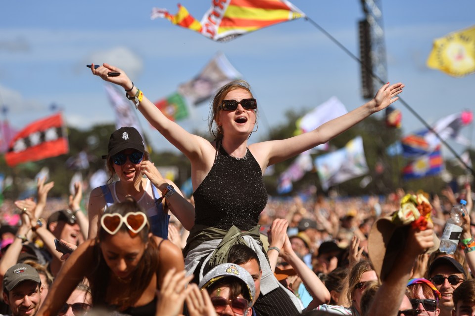 GLASTONBURY, ENGLAND - JUNE 26: The crowd react as Diana Ross performs on the Pyramid stage during day five of Glastonbury Festival at Worthy Farm, Pilton on June 26, 2022 in Glastonbury, England. (Photo by Dave J Hogan/Getty Images)
