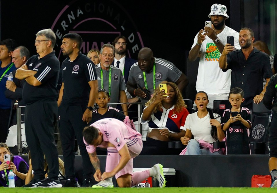 FORT LAUDERDALE, FLORIDA - JULY 21:   Lionel Messi #10 of Inter Miami CF prepares to enter as WTA player Serena Williams and NBA player LeBron James of the Los Angeles Lakers take photos as celebrity Kim Kardashian looks on prior to Messi entering the match during the Leagues Cup 2023 match between Cruz Azul and Inter Miami CF  at DRV PNK Stadium on July 21, 2023 in Fort Lauderdale, Florida. (Photo by Mike Ehrmann/Getty Images)