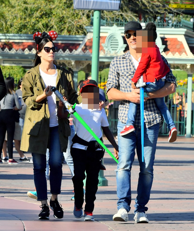 EXCLUSIVE: *NO WEB UNTIL 6PM GMT 20TH FEB* Sandra Bullock and her boyfriend Bryan Randall are joined by Jason Bateman and his family while spending the day at Disneyland. Sandra and her boyfriend along with Jason and his wife and kids had a blast riding many of the parks attractions, taking selfies, eating churros and playing with light sabers everyone seemed to have had a pretty great day. 18 Feb 2018 Pictured: Sandra Bullock, Bryan Randall, Louis Bullock, Laila Bullock, Jason Bateman, Amanda Anka, Francesca Bateman and Maple Bateman. Photo credit: Snorlax / MEGA TheMegaAgency.com +1 888 505 6342
