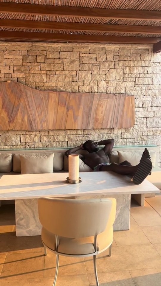 Fans guessed the pair were staying at the same place after both posted with a similar backdrop