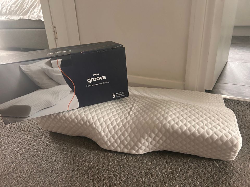 The image shows a groove pillow.