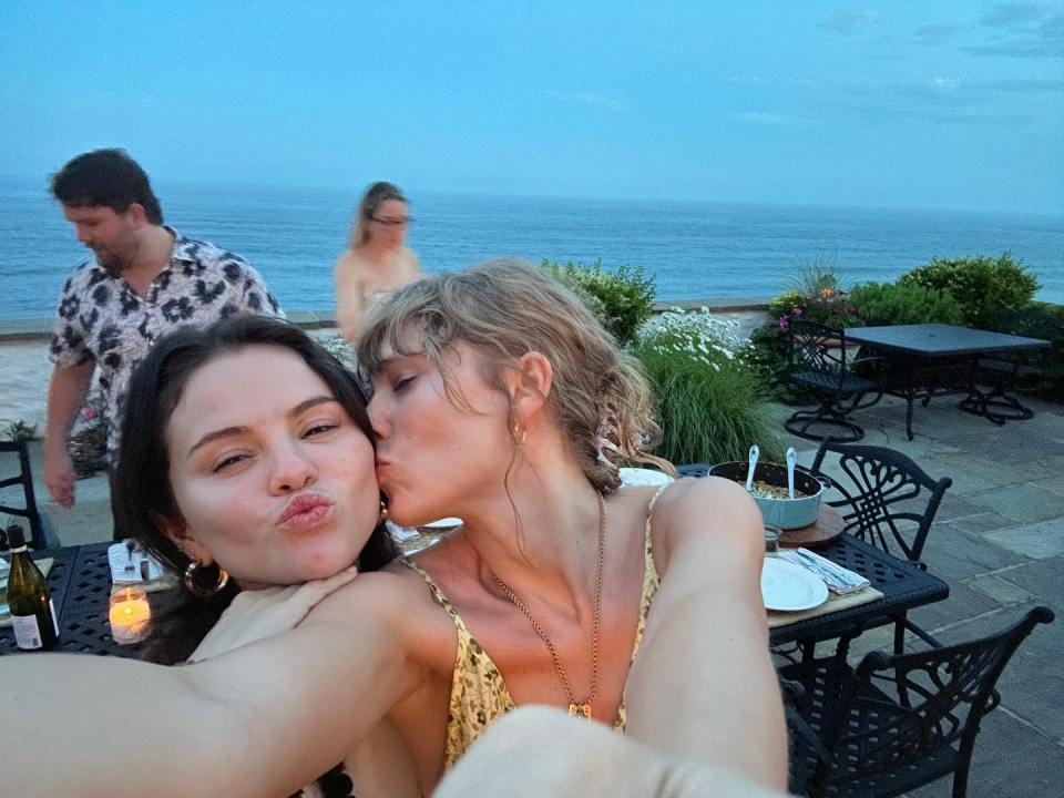 Selena Gomez and Taylor Swift besties "Thas my best frien -she a real bad"</p>
<p>http://www.instagram.com/p/CxRKxinxnVV/?img_index=2