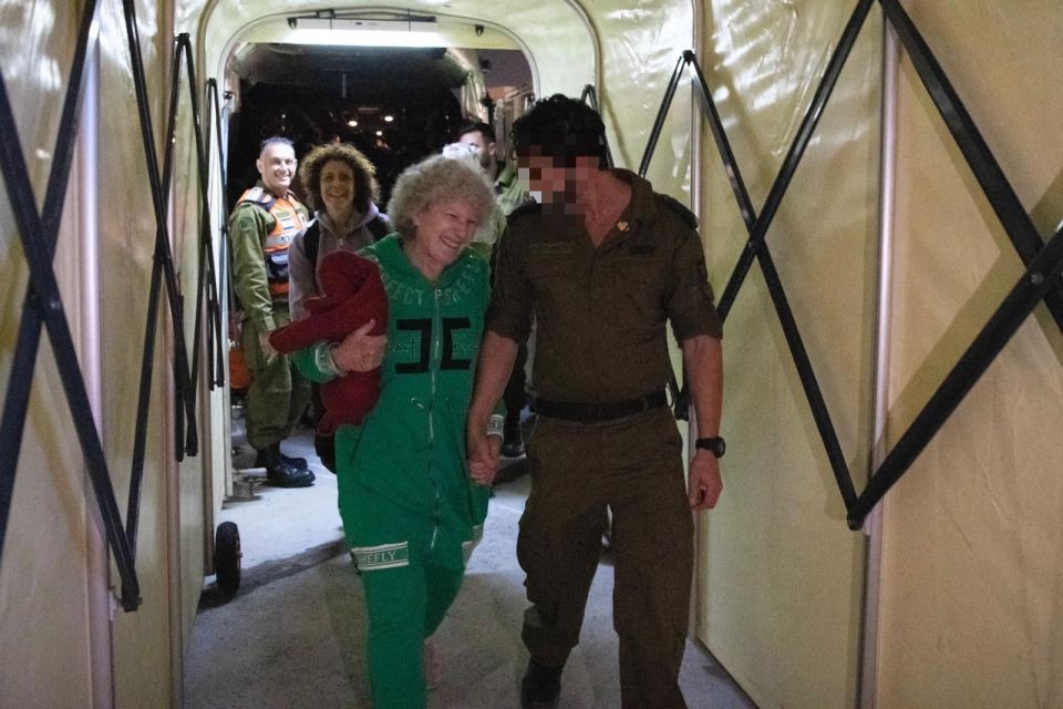 Israeli hostages returning home last night with their families