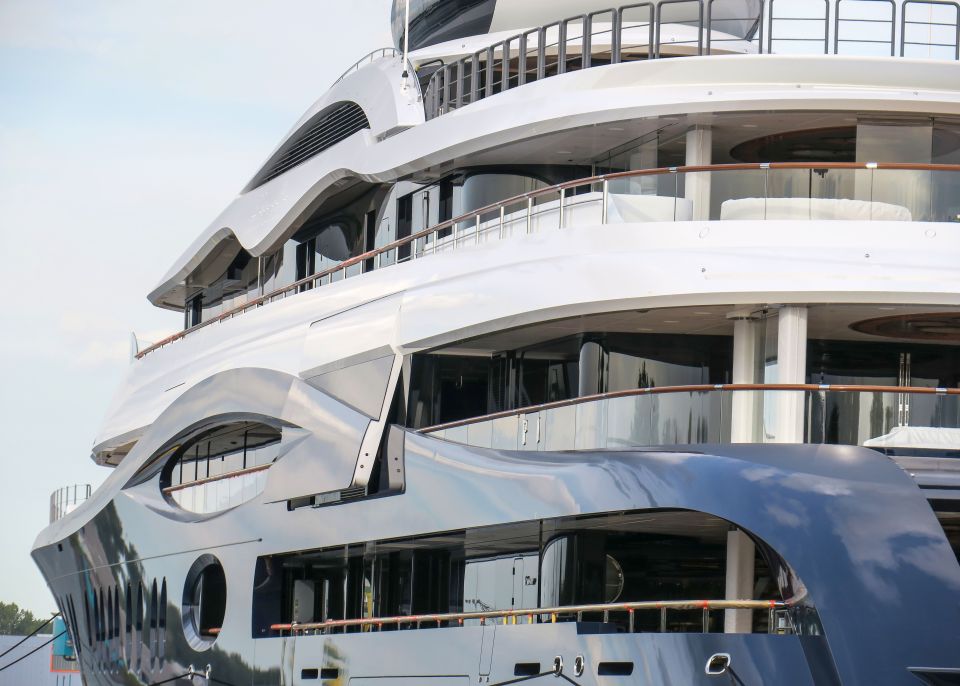 The ship has a maximum speed of 20 knots, and an average cruising speed of 12 knots