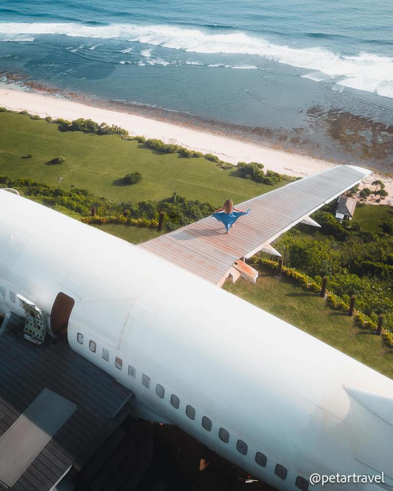 It comes with a terrace on the wing of the jet