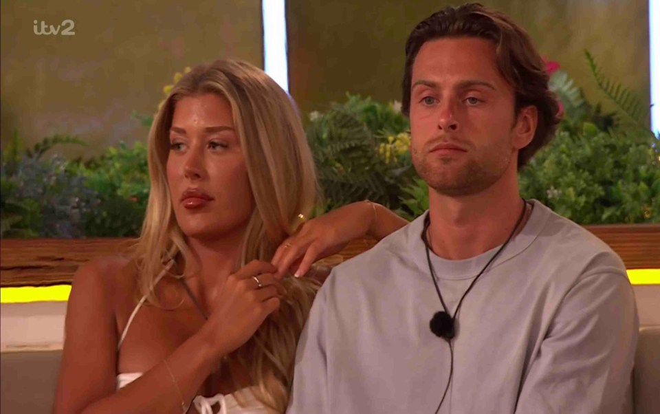 Eve told how she had a 'fun day trip' to the aquarium with Casey