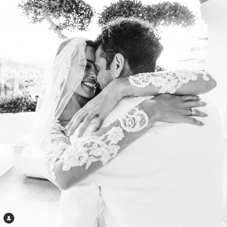 Alves' wedding was an all-white affair for the bride and groom