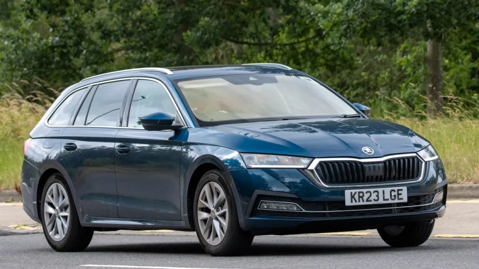 2023-blue-skoda-octavia-hybrid-869562272