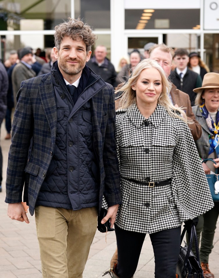 Kimberly wore her light blonde locks down and flashed a smile as she walked beside her husband