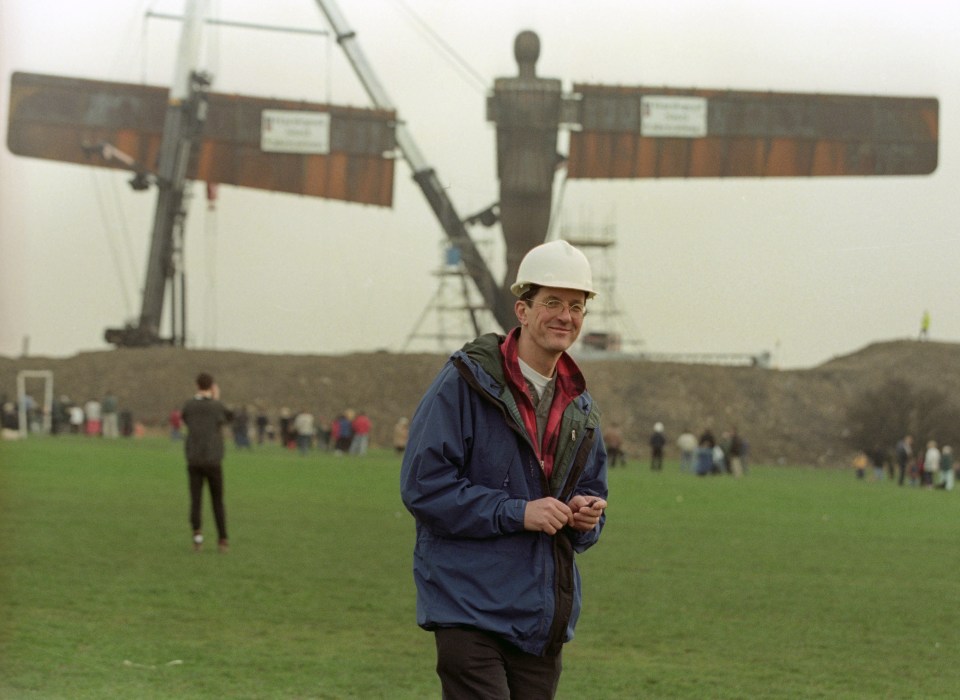 Sculptor Sir Antony in front of his creation – The Angel of the North – as the wings are attached in 1998