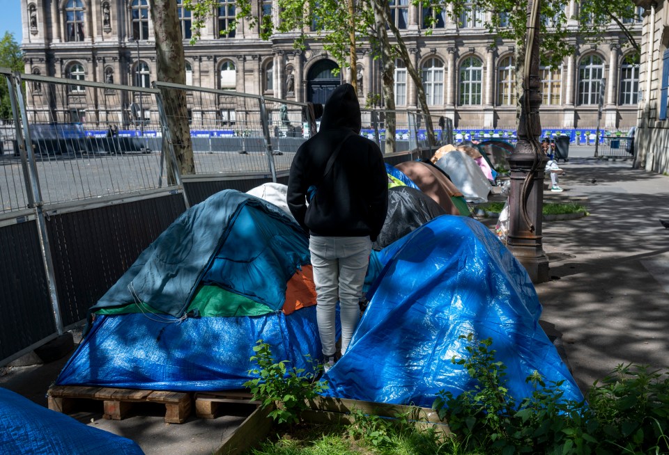 Homeless migrants on the streets of Paris have been moved away as France bids to improve the image of the capital