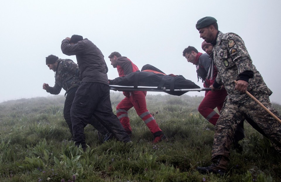 Rescue team carry a body following a crash of a helicopter carrying Iran's President Ebrahim Raisi, in Varzaqan, East Azerbaijan Province, Iran, May 20, 2024. Stringer/WANA (West Asia News Agency) via REUTERS ATTENTION EDITORS - THIS IMAGE HAS BEEN SUPPLIED BY A THIRD PARTY.¿