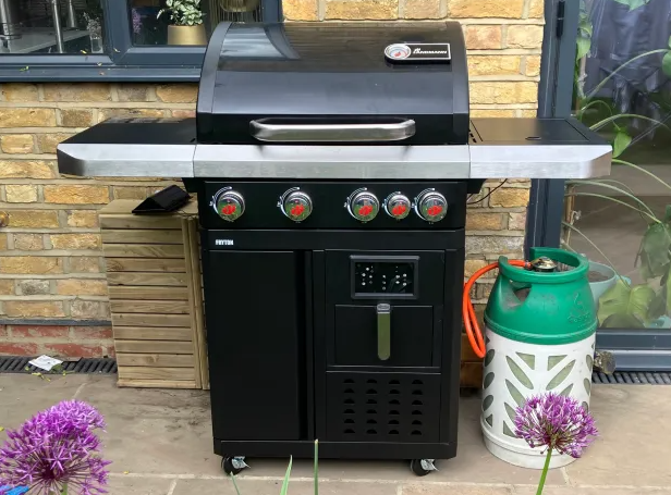 a grill that has the word petro on it