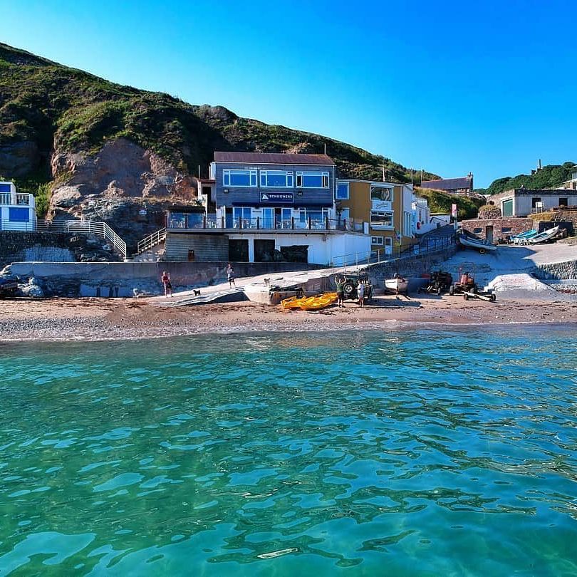 Guests can drink beer and eat pizza from a balcony overlooking the beach