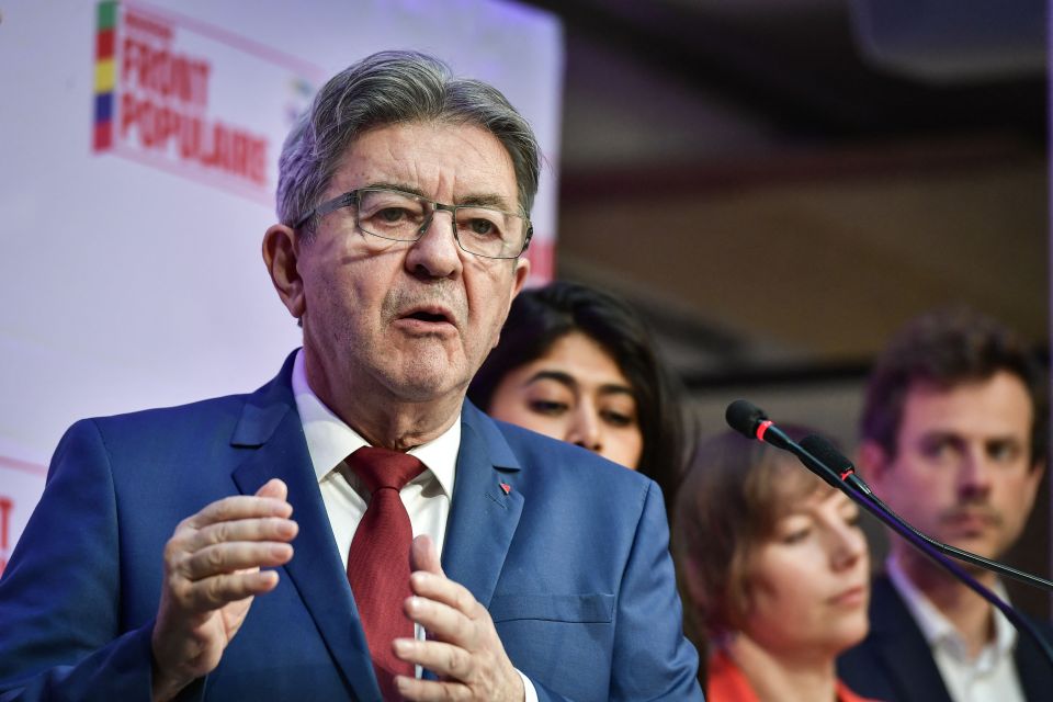 a man speaking in front of a sign that says front populaire