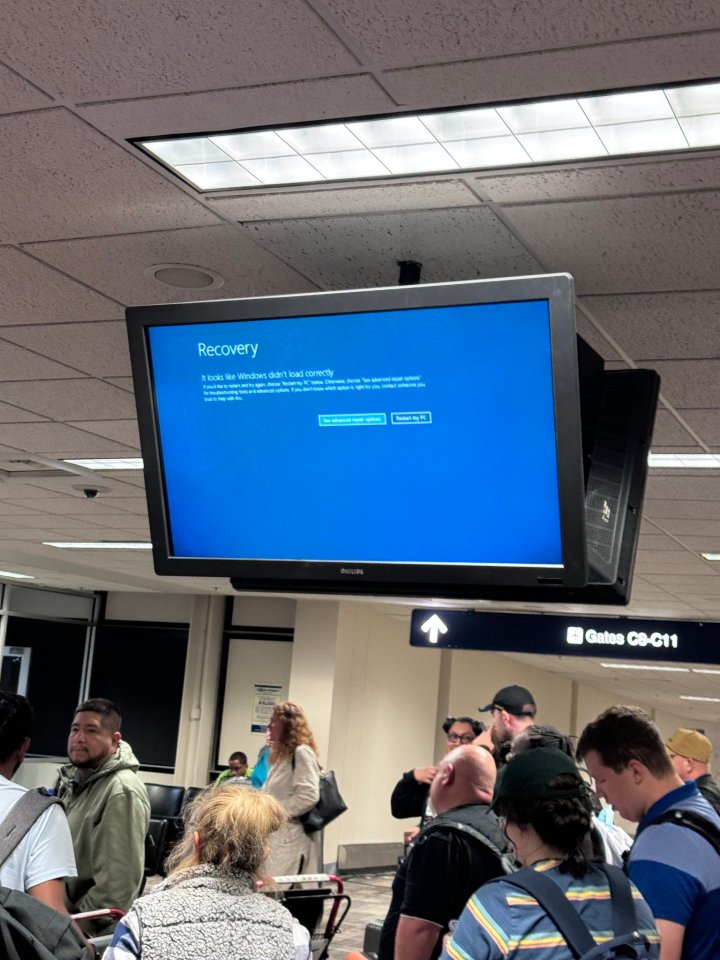 a computer monitor displays a message that says recovery
