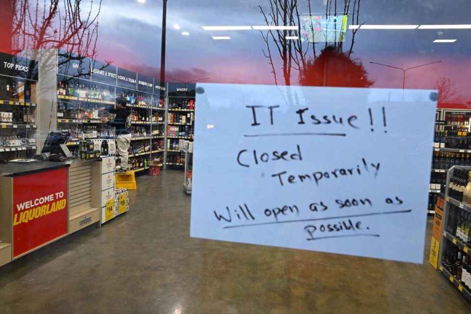 A sign notifies customers of a temporary closure due to IT issues at a Liquorland store in Canberra, Australia, July 19, 2024. AAP Image/Lukas Coch via REUTERS ATTENTION EDITORS - THIS IMAGE WAS PROVIDED BY A THIRD PARTY. NO RESALES. NO ARCHIVE. NEW ZEALAND OUT. AUSTRALIA OUT. NO COMMERCIAL OR EDITORIAL SALES IN NEW ZEALAND AND AUSTRALIA.