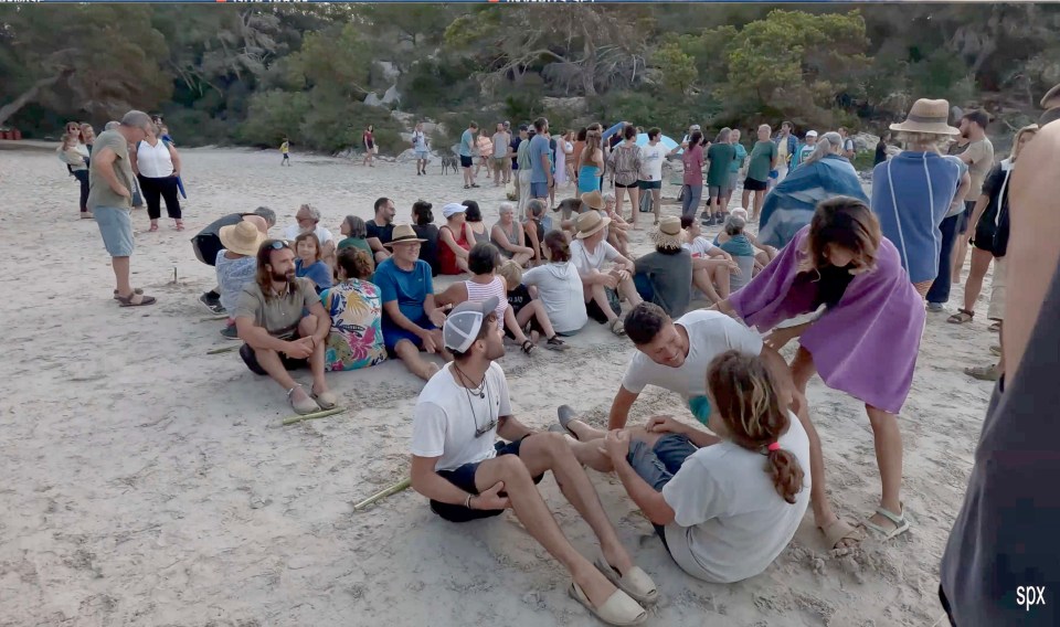 The anti-tourism zealots reportedly also packed a bus heading to the beach
