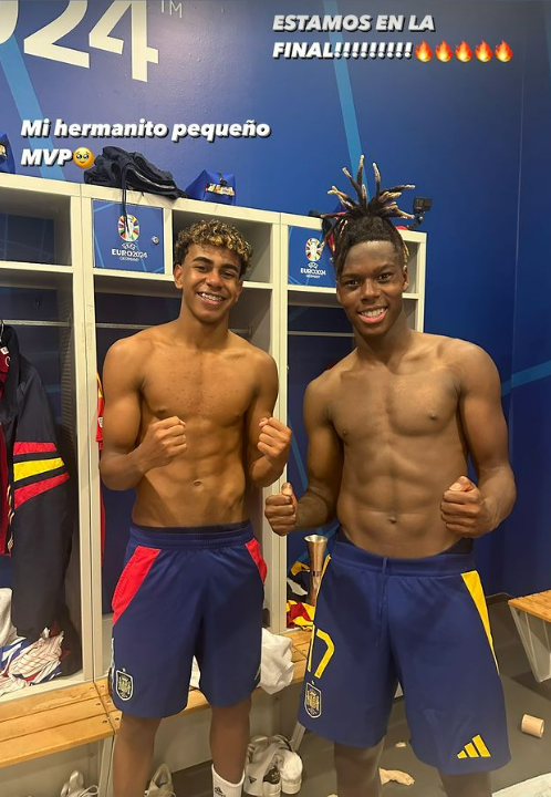 two shirtless athletes in a locker room with a sign that says estamos en la final