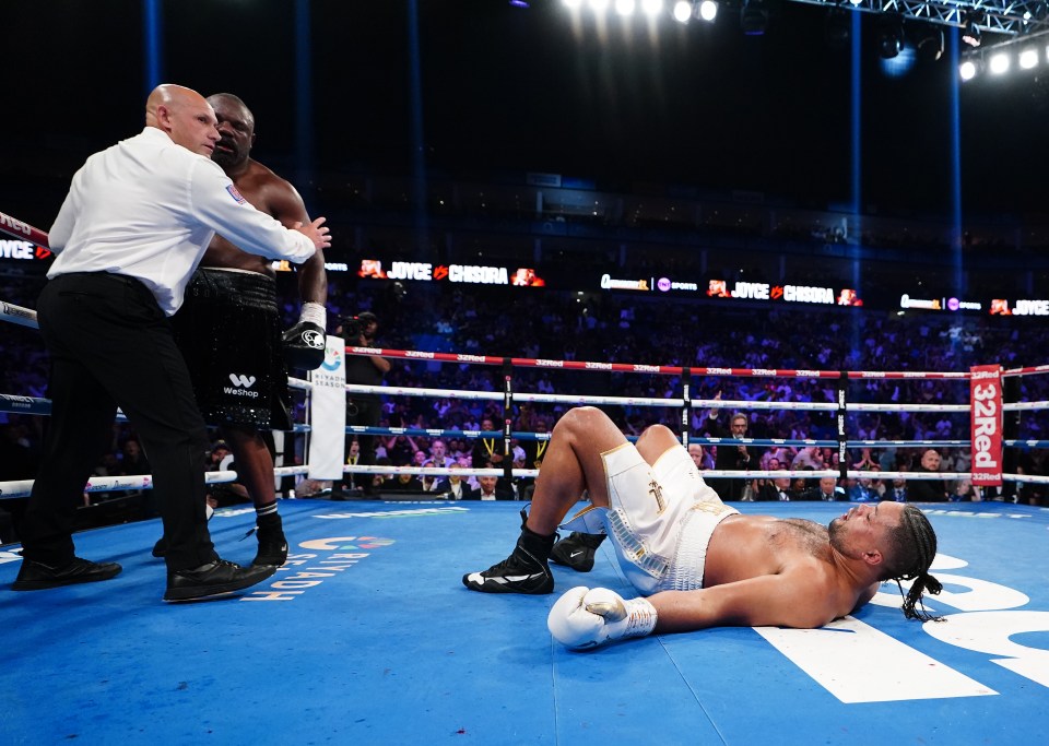 Chisora knocks down Joyce in the ninth round
