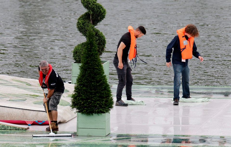 Wet weather has seen the men's street skateboarding event suspended at Paris 2024