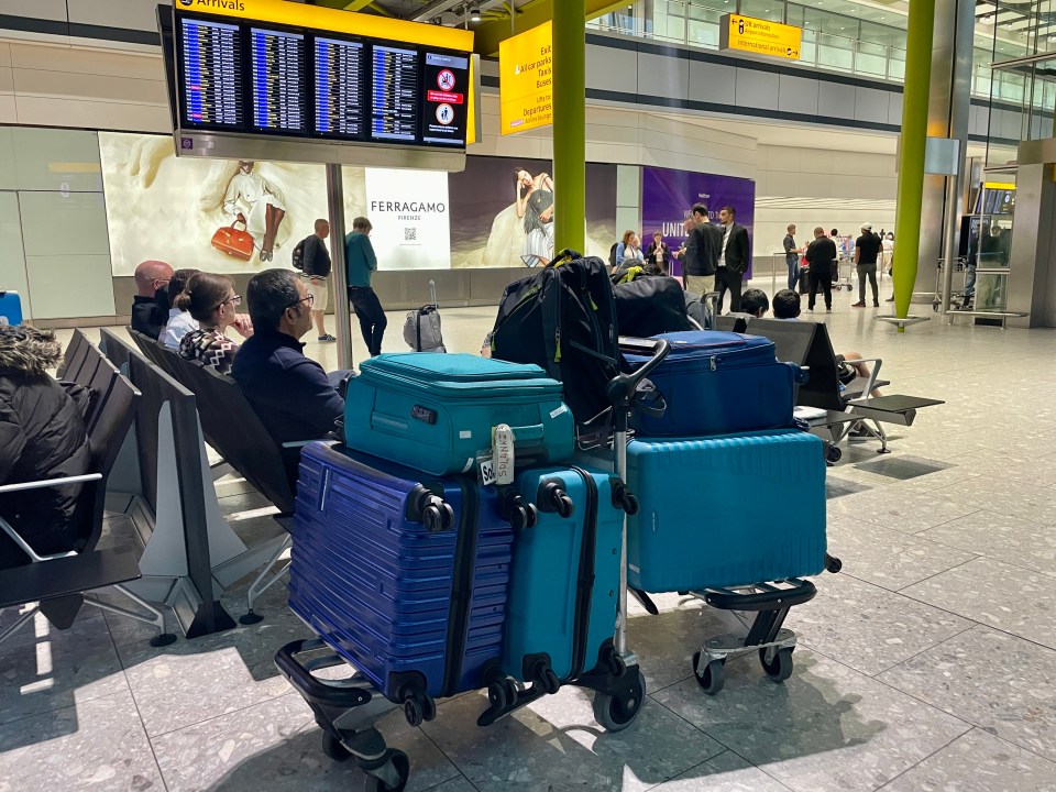 a sign at an airport says arrivals on it