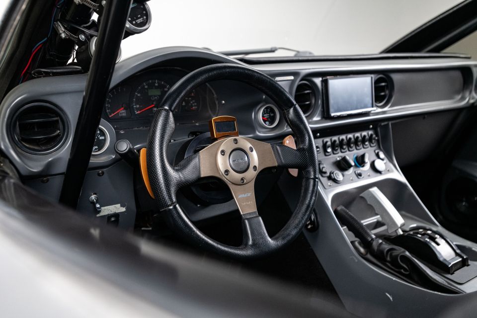 a steering wheel in a car that says momo on it