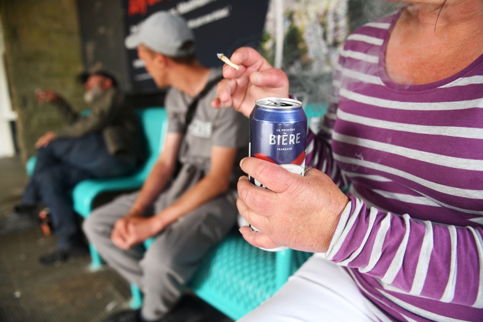 a woman holds a can of biere in her hand