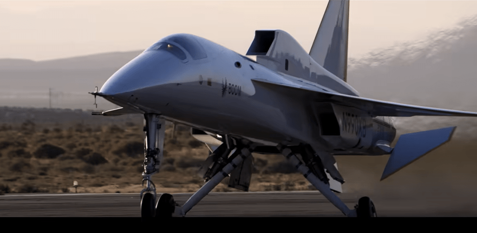 a fighter jet with the letters f800 on the side
