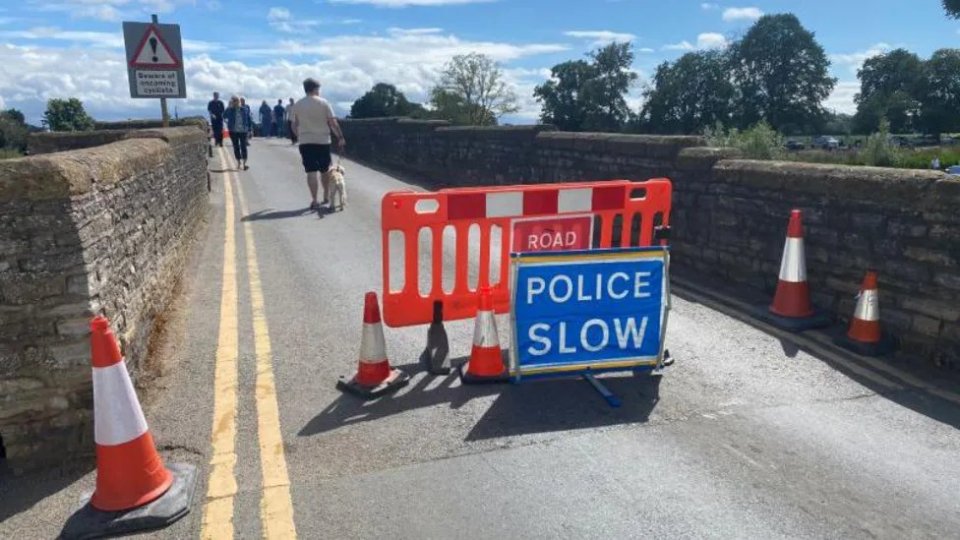 a blue sign that says police slow on it