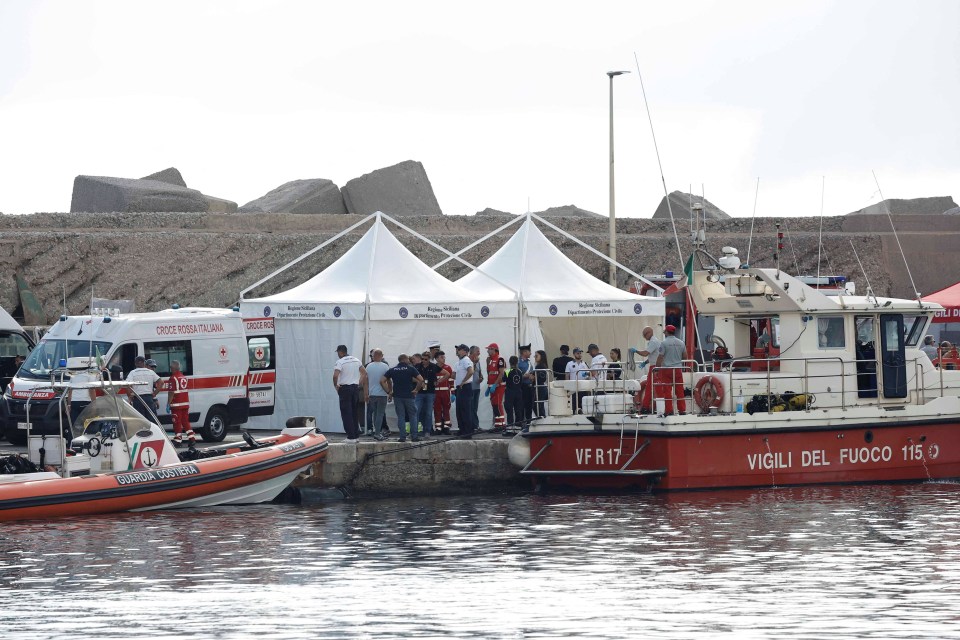 a boat that says vigili del fuoco on the side