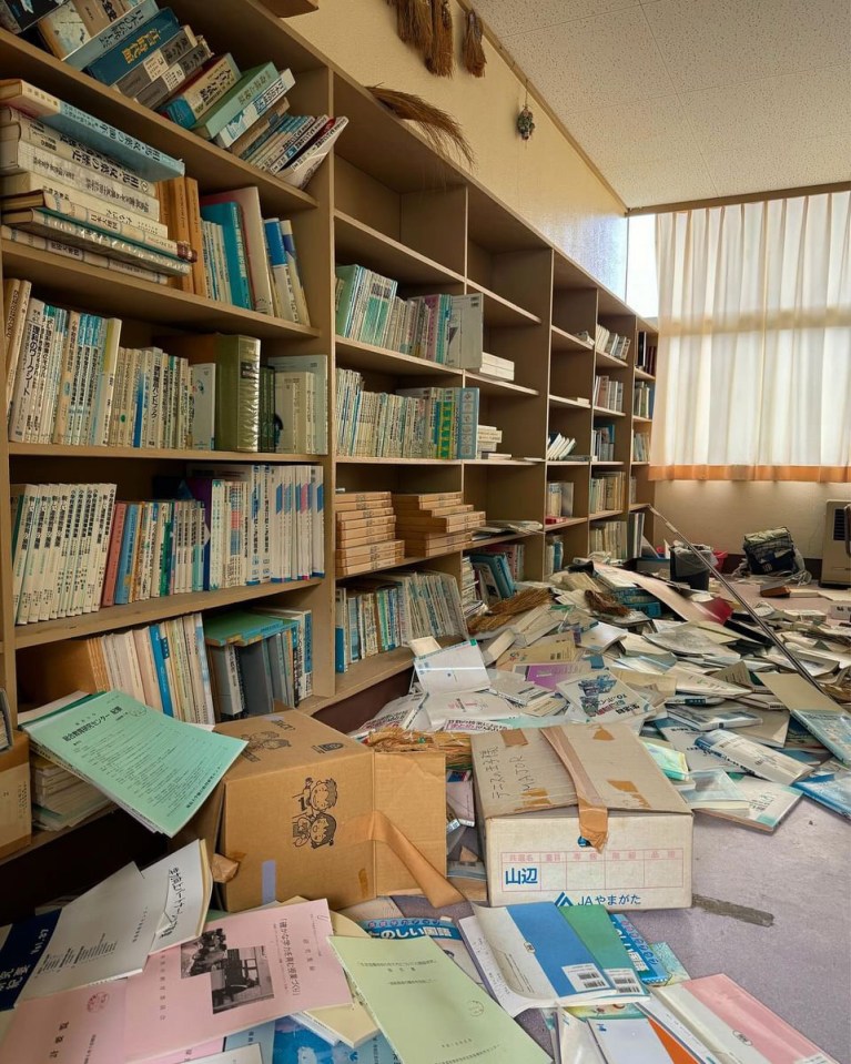 a messy library with a box that says ' 山梨 ' on it