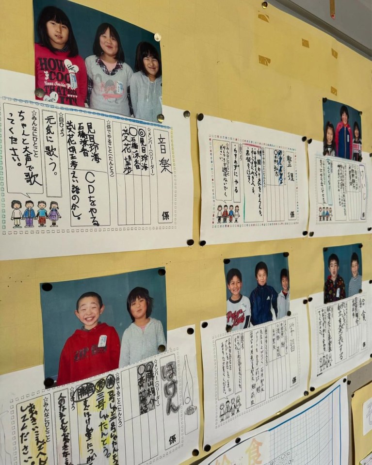 a bulletin board with pictures and writing in a foreign language