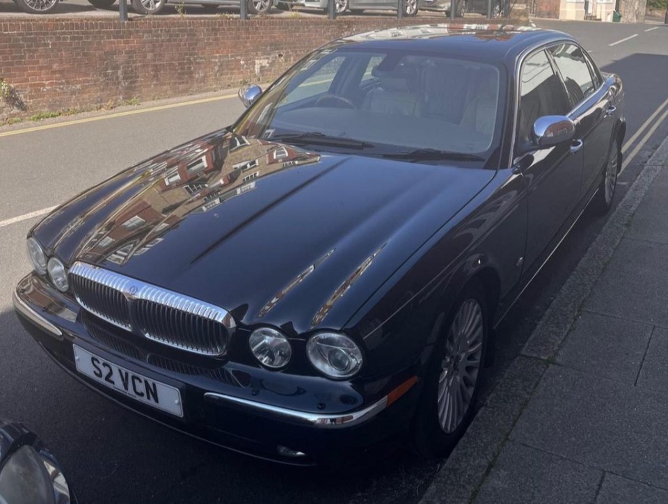 a black car with a license plate that says s2 vcn