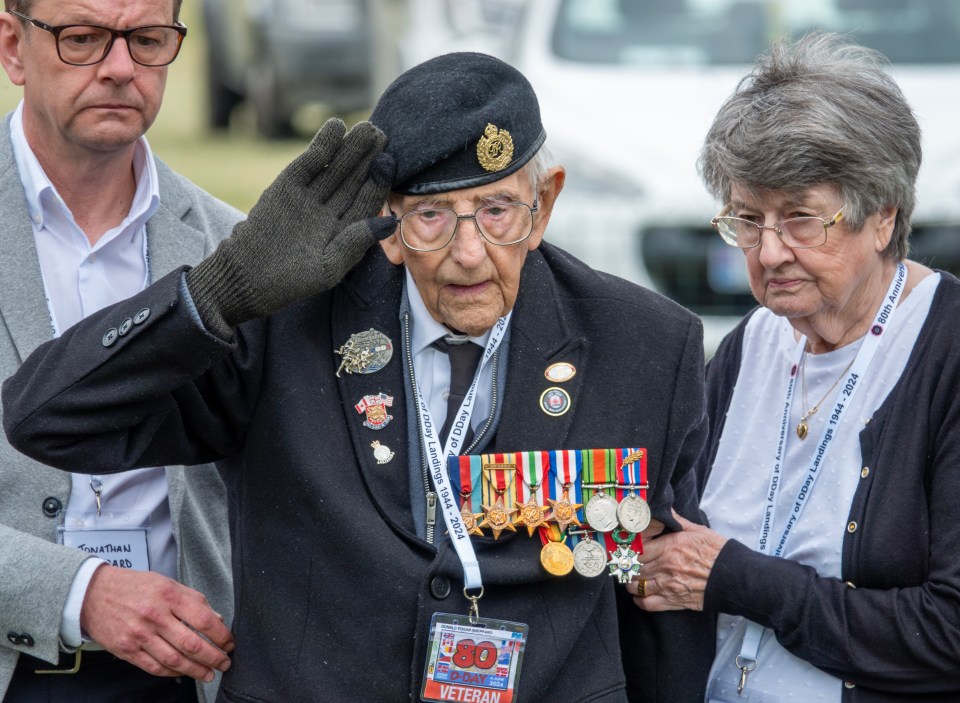 a man wearing a lanyard that says 80 veteran