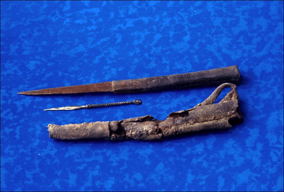 Iron knives were also found along side the bodies