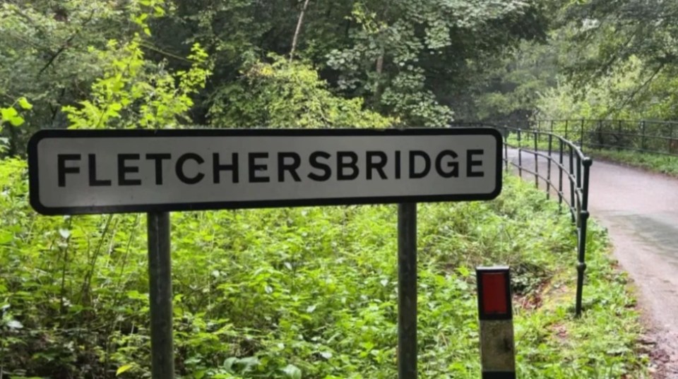 a street sign that says fletchersbridge on it