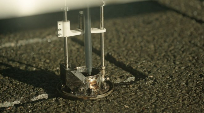 a piece of metal is sitting on a concrete surface