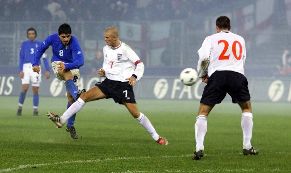 a soccer player with the number 20 on his jersey