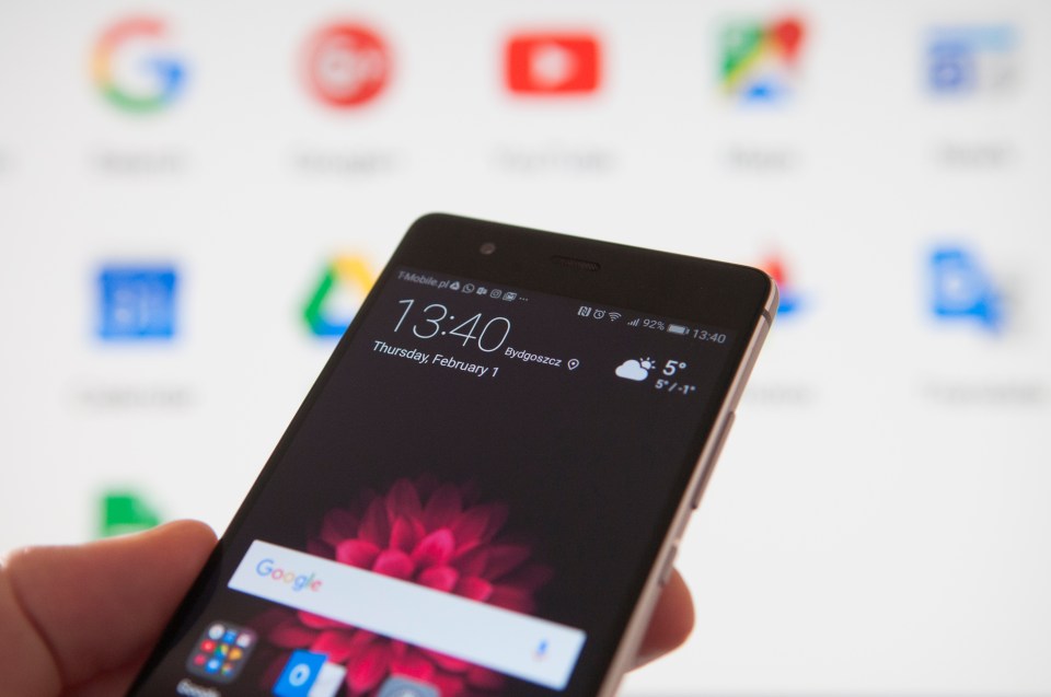a phone with the time of 13:40 on thursday february 1