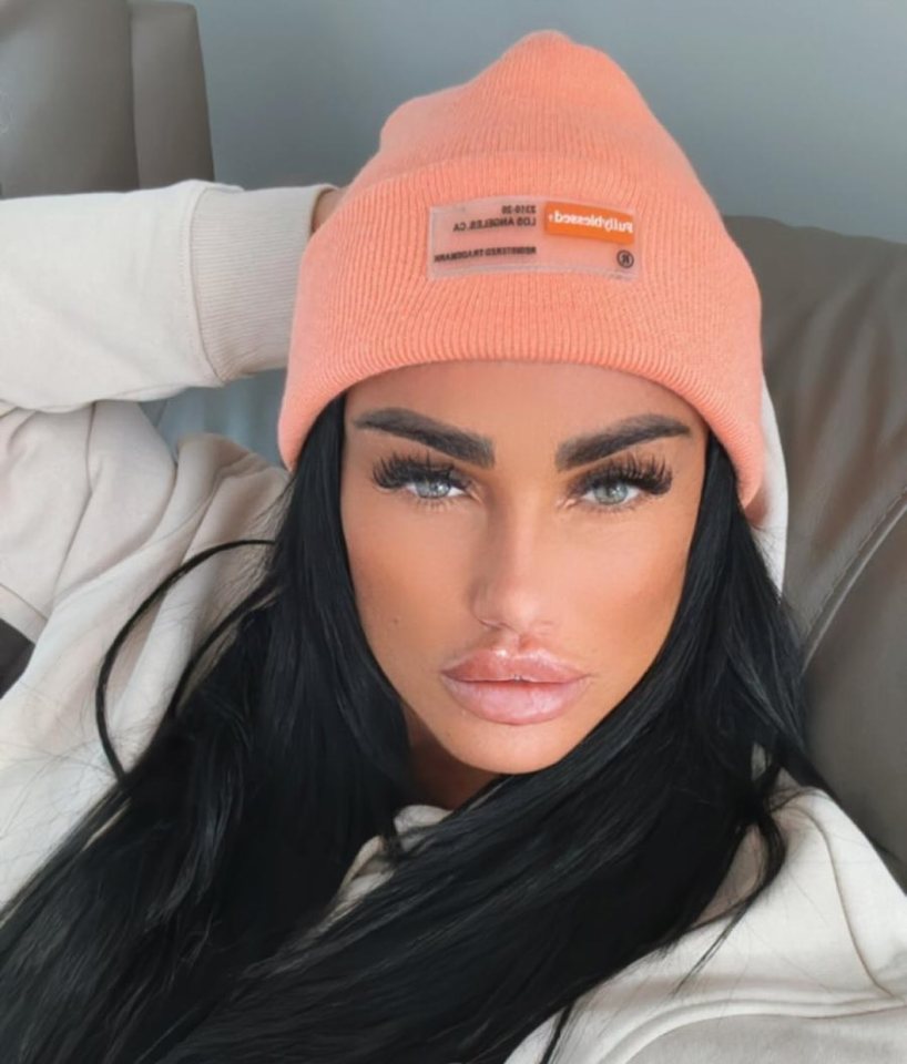 a woman wearing a pink beanie with a label on it that says ' beautyplus '