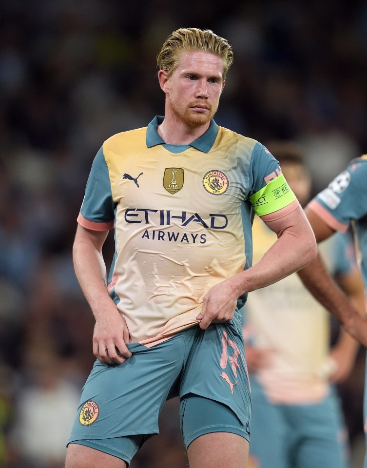 soccer player wearing a shirt that says etihad airways