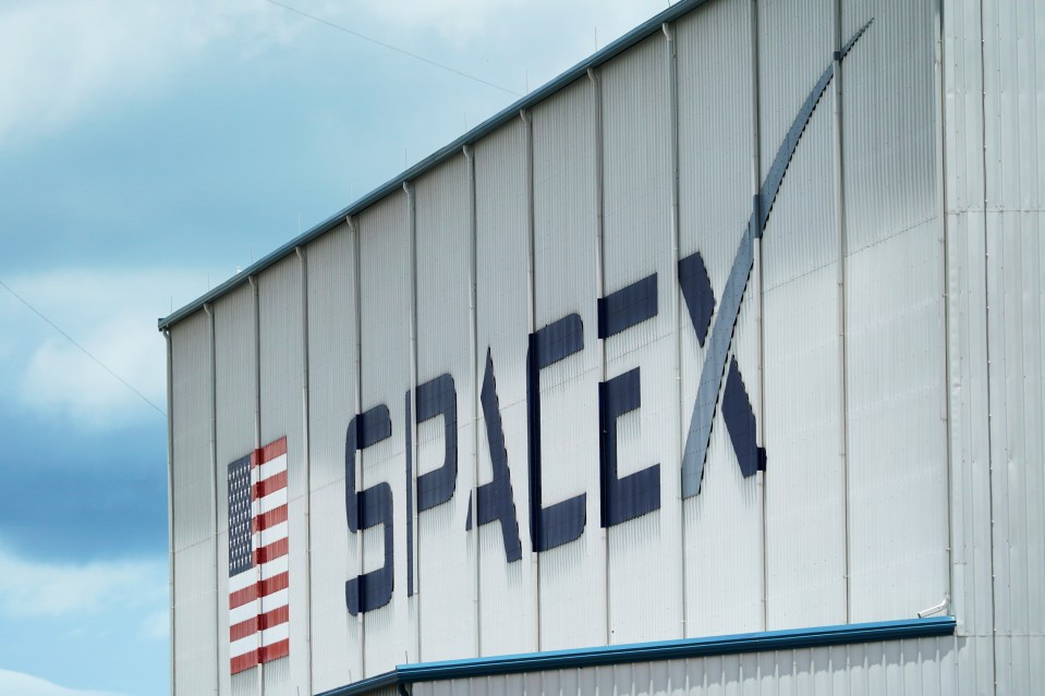 the word spacex is on the side of a building