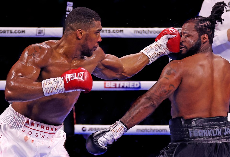 a boxer wearing everlast gloves is fighting another boxer