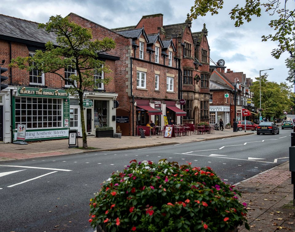 a street with a sign that says ' kings ' on it