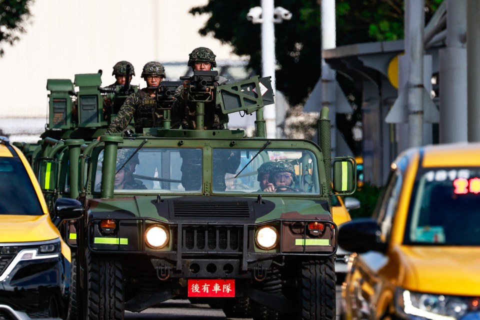 a military vehicle has a license plate that says 後 有 車隊