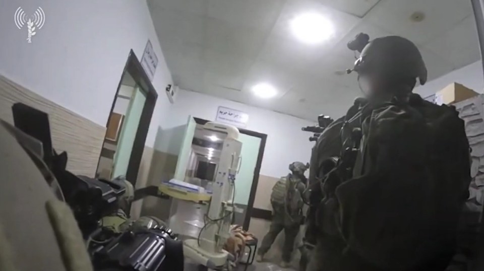 a group of soldiers are standing in a room with a sign on the wall that says idf