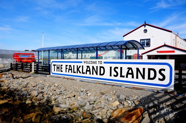 a sign that says welcome to the falkland islands